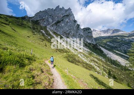 Wanderer auf dem Weg zum Hochkoenig, Salzburger Land, Österreich Stockfoto