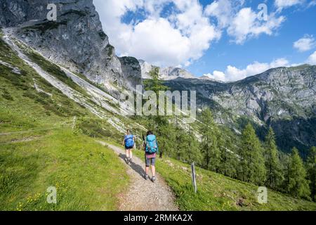 Drei Wanderer auf dem Weg zum Hochkoenig, Salzburger Land, Österreich Stockfoto