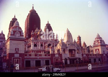 Birla Temple, der Laxminarayan Mandir, ist ein hinduistischer Tempel in Delhi, Indien. Die vorstehende Gottheit im Tempel ist Laxminarayan, d. h. Vishnu zusammen mit seiner Gemahlin Lakshmi. Der Tempel wurde von Mahatma Gandhi eingeweiht. Gandhi sorgte dafür, dass Mitglieder aller Kasten im Tempel zugelassen wurden. Stockfoto