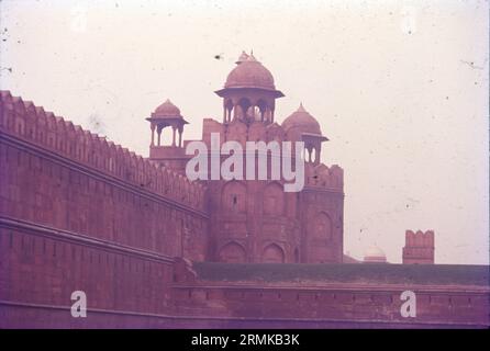 Red Fort ist eines der schönsten historischen Denkmäler Indiens. Red Fort, oder „Lal Qila“, wurde vom Mogul-Kaiser Shah Jahan erbaut. Er besteht aus roten Sandsteinen und wurde früher mit Edelsteinen beschichtet. Jedes Jahr wird die Nationalflagge am Unabhängigkeitstag auf ihre Spitze gehisst. Stockfoto