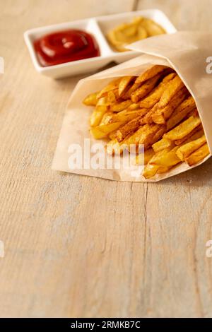 Schließen Sie pommes frites mit hölzernem Hintergrund Stockfoto