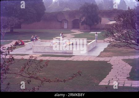 Raj Ghat ist ein Gedenkkomplex in Delhi, Indien. Das erste Denkmal wurde Mahatma Gandhi gewidmet, wo eine schwarze Marmorplattform vor Ort aufgestellt wurde. Raj Ghat markiert den genauen Ort, an dem Gandhiji zu Flammen gebracht wurde und seine letzten Riten durchgeführt wurden. Stockfoto