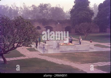 Raj Ghat ist ein Gedenkkomplex in Delhi, Indien. Das erste Denkmal wurde Mahatma Gandhi gewidmet, wo eine schwarze Marmorplattform vor Ort aufgestellt wurde. Raj Ghat markiert den genauen Ort, an dem Gandhiji zu Flammen gebracht wurde und seine letzten Riten durchgeführt wurden. Stockfoto