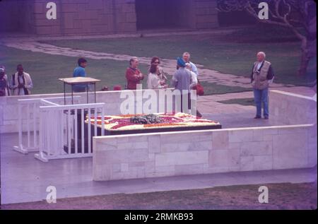 Raj Ghat ist ein Gedenkkomplex in Delhi, Indien. Das erste Denkmal wurde Mahatma Gandhi gewidmet, wo eine schwarze Marmorplattform vor Ort aufgestellt wurde. Raj Ghat markiert den genauen Ort, an dem Gandhiji zu Flammen gebracht wurde und seine letzten Riten durchgeführt wurden. Stockfoto