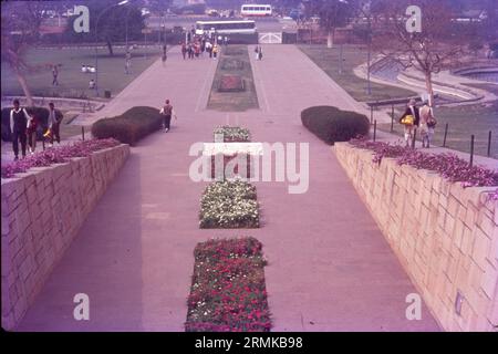 Raj Ghat ist ein Gedenkkomplex in Delhi, Indien. Das erste Denkmal wurde Mahatma Gandhi gewidmet, wo eine schwarze Marmorplattform vor Ort aufgestellt wurde. Raj Ghat markiert den genauen Ort, an dem Gandhiji zu Flammen gebracht wurde und seine letzten Riten durchgeführt wurden. Stockfoto