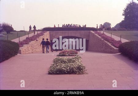 Raj Ghat ist ein Gedenkkomplex in Delhi, Indien. Das erste Denkmal wurde Mahatma Gandhi gewidmet, wo eine schwarze Marmorplattform vor Ort aufgestellt wurde. Raj Ghat markiert den genauen Ort, an dem Gandhiji zu Flammen gebracht wurde und seine letzten Riten durchgeführt wurden. Stockfoto