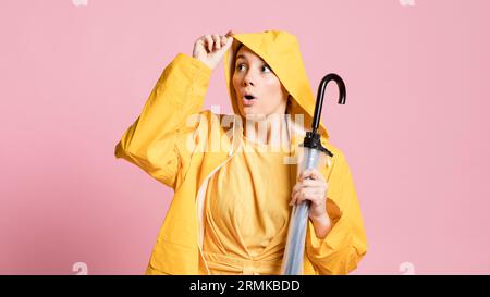 Neugierige Frau mit Regenschirm Stockfoto