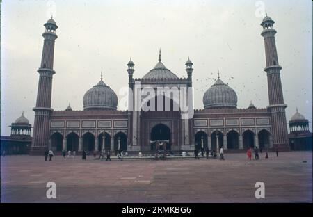 Masjid-i-Jehan-Numa, allgemein bekannt als Jama Masjid von Delhi, ist eine der größten Moscheen in Indien. Es wurde zwischen 1644 und 1656 vom Mogulkaiser Shah Jahan erbaut und von seinem ersten Imam, Syed Abdul Ghafoor Shah Bukhari, eingeweiht. Sie liegt in der Mogulhauptstadt Shahjahanabad (heute Alt-Delhi) und diente bis zum Ende des Reiches als kaiserliche Moschee der Mogulherren Stockfoto