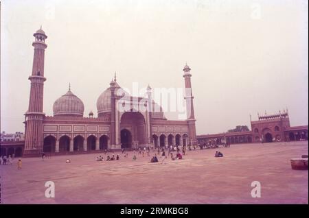 Masjid-i-Jehan-Numa, allgemein bekannt als Jama Masjid von Delhi, ist eine der größten Moscheen in Indien. Es wurde zwischen 1644 und 1656 vom Mogulkaiser Shah Jahan erbaut und von seinem ersten Imam, Syed Abdul Ghafoor Shah Bukhari, eingeweiht. Sie liegt in der Mogulhauptstadt Shahjahanabad (heute Alt-Delhi) und diente bis zum Ende des Reiches als kaiserliche Moschee der Mogulherren Stockfoto