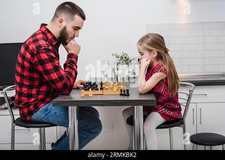 Vater Tochter spielen Schach Väter Tag Stockfoto