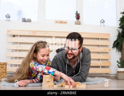 Vater Tochter spielt mit Holzblöcken Stockfoto