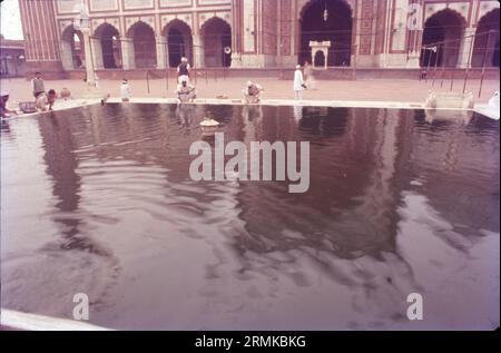 Masjid-i-Jehan-Numa, allgemein bekannt als Jama Masjid von Delhi, ist eine der größten Moscheen in Indien. Es wurde zwischen 1644 und 1656 vom Mogulkaiser Shah Jahan erbaut und von seinem ersten Imam, Syed Abdul Ghafoor Shah Bukhari, eingeweiht. Sie liegt in der Mogulhauptstadt Shahjahanabad (heute Alt-Delhi) und diente bis zum Ende des Reiches als kaiserliche Moschee der Mogulherren Stockfoto