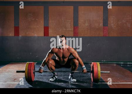 Mann tut bodybuilding Stockfoto