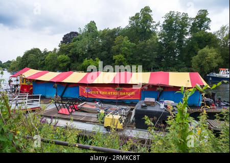 An der Themse in Richmond ist das Puppet Theatre Barge ein schwimmendes Puppentheater, das von Art of the Puppet verwaltet und betrieben wird. London Großbritannien Stockfoto