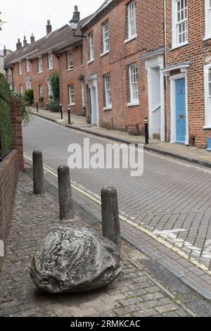 Moot Stone, vor einem modernen Haus in Cannon Street, Winchester, Hampshire, England 2023. Stockfoto