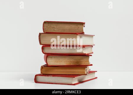 Alte Bücher mit weißem Hintergrund Stockfoto