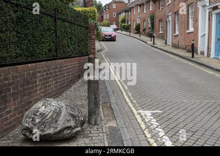 Moot Stone, vor einem modernen Haus in Cannon Street, Winchester, Hampshire, England, 2023 2020er Jahre HOMER SYKES Stockfoto