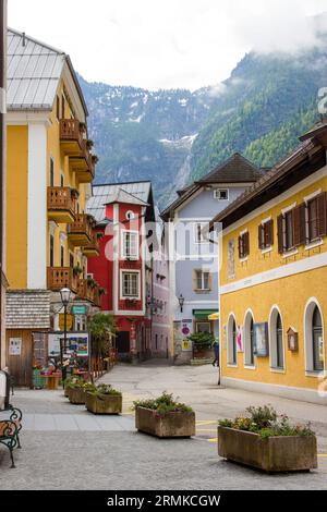 Hallstatt: 11. Juni 2021; Straße im berühmten Hallstätter Bergdorf mit Hallstatter See Stockfoto