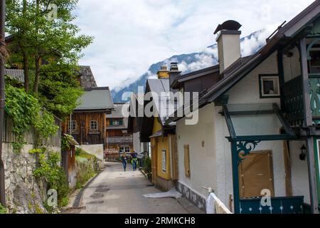 Hallstatt: 11. Juni 2021; Straße im berühmten Hallstätter Bergdorf mit Hallstatter See Stockfoto