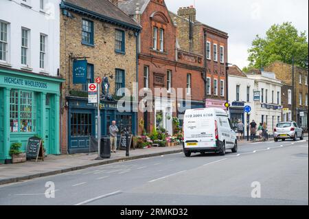 Leute, die im Highgate Village auf der Highgate High Street unterwegs sind. London N6, England, Großbritannien Stockfoto