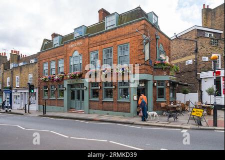 The Angel Inn Pub and Restaurant on Highgate High Street, Highgate Village, London, England, Großbritannien Stockfoto