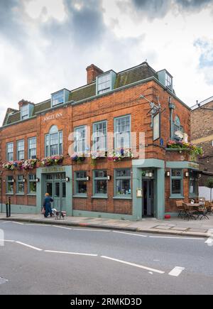 The Angel Inn Pub and Restaurant on Highgate High Street, Highgate Village, London, England, Großbritannien Stockfoto