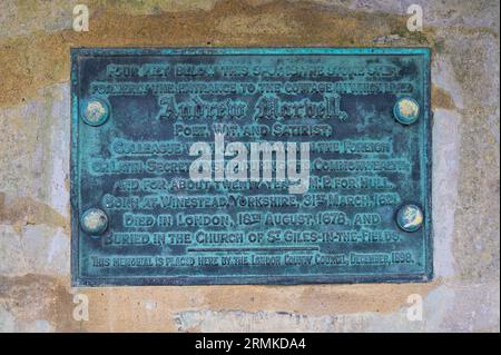 An einer Wand am Highgate Hill wurde eine Bronzetafel für Andrew Marvell angebracht, einen englischen metaphysischen Dichter, Satiriker und Politiker. London England Großbritannien Stockfoto