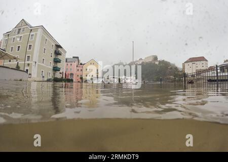 Passau, Deutschland. 29. August 2023. Die Donau überquert ihre Ufer mit einer Höhe von 8,00 Metern. Die für die Donau in der Nacht prognostizierte Stufe 4 (8,50 Meter) wurde nicht erreicht. Er hatte den Gipfel mit acht Metern gegen zehn Uhr erreicht und ist seither leicht zurückgegangen. Tobias C. Köhler/dpa/Alamy Live News Stockfoto