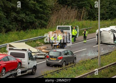 Brentwood, Großbritannien. 29. August 2023. Unfall mit zwei Lieferwagen einer ist überfahren auf der A127 zwischen Dunton und Brentwood London Band Rettungsfahrzeuge sind am Tatort die Straße ist gesperrt es gibt Meilen von Verkehr Credit: Richard Lincoln/Alamy Live News Stockfoto