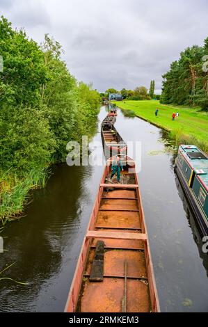 Porträtbild einer alten Frachtlinie mit Schmalbooten, die entlang eines Abschnitts des Kanalsystems in den West Midlands, Großbritannien, gezogen wurde Stockfoto