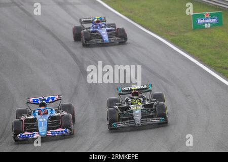 Esteban Ocon 31 (FRA), Alpine A523 Lewis Hamilton 44 (GBR), Mercedes AMG Petronas W14 während der FORMEL 1 HEINEKEN DUTCH GRAND PRIX 2023 auf dem Circuit Zandvoort CM.com, Zandvoort, Niederlande am 27. August 2023 Stockfoto