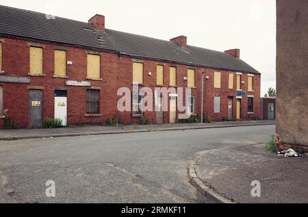 Verlassene Häuser in der Elm Street Ellesmere Port England Stockfoto