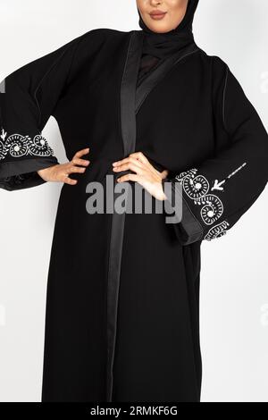 Asian Model posiert für den arabischen Designer Abaya auf isoliertem Hintergrund. Modekonzept Stockfoto