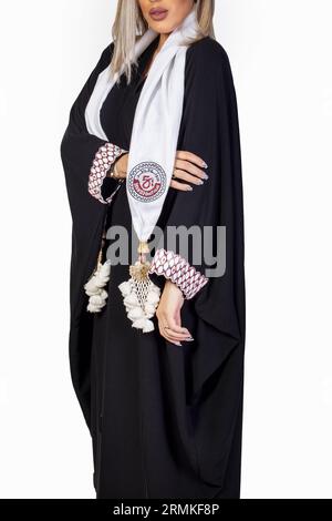 Asian Model posiert für den arabischen Designer Abaya auf isoliertem Hintergrund. Modekonzept Stockfoto