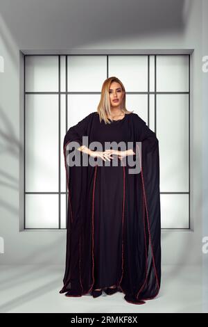 Asian Model posiert für den arabischen Designer Abaya auf isoliertem Hintergrund. Modekonzept Stockfoto