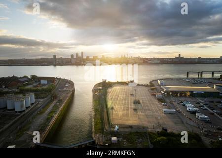 Blick auf die Skyline von Liverpool vom Alfred Dock am Birkenhead Docks Wirral Merseyside Stockfoto