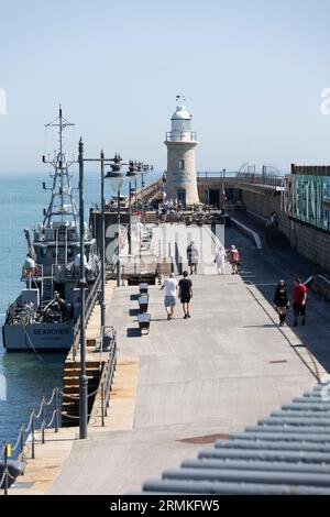 Leute, die einen fay-out im Harbour Arm in Folkestone Kent England, Großbritannien, genießen. Stockfoto