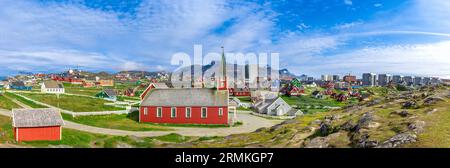 Typische Architektur der grönländischen Hauptstadt Nuuk mit farbigen Häusern in der Nähe von Fjorden und Eisbergen. Stockfoto