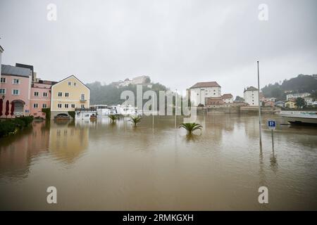 Passau, Deutschland. 29. August 2023. In der Passauer Altstadt überfließt die Donau ihre Ufer auf einem Niveau von 8,00 Metern. Der Parkplatz und Teile der Straße sind unter Wasser. Die für die Donau in der Nacht prognostizierte Stufe 4 (8,50 Meter) wurde nicht erreicht. Sie hatte gegen zehn Uhr einen Höchststand von acht Metern erreicht und ist seither leicht zurückgegangen. Tobias C. Köhler/dpa/Alamy Live News Stockfoto