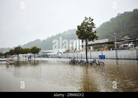 Passau, Deutschland. 29. August 2023. Die Donau hat die Straße an der Fritz-Schäffer-Promenade mit einer Höhe von 8,00 Metern überflutet. Die Polizei schließt die Straße für Passanten und Fahrzeuge ab. Die für die Donau in der Nacht prognostizierte Stufe 4 (8,50 m) wurde nicht erreicht. Er hatte den Gipfel mit acht Metern bei etwa zehn Uhr erreicht und ist seither leicht zurückgegangen. Tobias C. Köhler/dpa/Alamy Live News Stockfoto