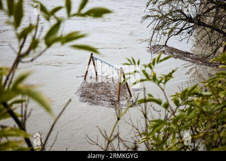 Passau, Deutschland. 29. August 2023. Der Spielplatz an der Inn-Promenade war überflutet, nur noch eine Schaukel, auf der Flotsam sammelt, ragt aus dem Wasser. Die prognostizierte Stufe 4 (8,50 m) für die Donau wurde nicht erreicht. Sie hatte gegen zehn Uhr den Gipfel von acht Metern erreicht und ist seither leicht zurückgegangen. Tobias C. Köhler/dpa/Alamy Live News Stockfoto