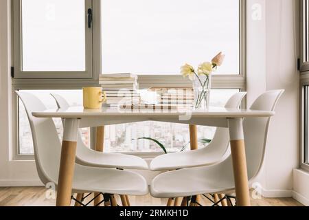 Stühle neben dem Tisch mit Bücherdekorationen Stockfoto