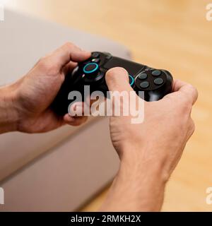 Nahaufnahme Junge spielt mit Game Controller Stockfoto