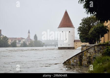 Passau, Deutschland. 29. August 2023. Mit einer Höhe von 5,90 Metern hat das Inn die Benachrichtigungsstufe 2 überschritten. Schaiblingsturm und Innpromenade sind fast zwei Meter unter Wasser. Die für die Donau in der Nacht prognostizierte Stufe 4 (8,50 m) wurde nicht erreicht. Sie hatte gegen zehn Uhr einen Höchststand von acht Metern erreicht und ist seither leicht zurückgegangen. Tobias C. Köhler/dpa/Alamy Live News Stockfoto