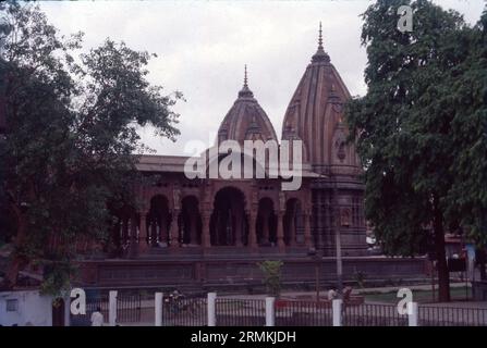 Die Krishnapura Chhatris, auch Krishna Pura Chhatris genannt, sind drei Chhatris in Indore, Madhya Pradesh, Indien. Die Gebäude wurden von den Holkars als Cenotaphs über den Stellen errichtet, an denen Menschen von Bedeutung verbrannt wurden, was dazu führte, dass sie auch als Holkar Chhatris bekannt waren. Stockfoto
