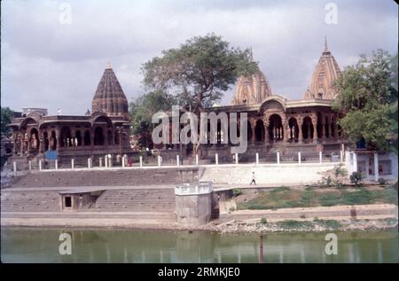 Die Krishnapura Chhatris, auch Krishna Pura Chhatris genannt, sind drei Chhatris in Indore, Madhya Pradesh, Indien. Die Gebäude wurden von den Holkars als Cenotaphs über den Stellen errichtet, an denen Menschen von Bedeutung verbrannt wurden, was dazu führte, dass sie auch als Holkar Chhatris bekannt waren. Stockfoto