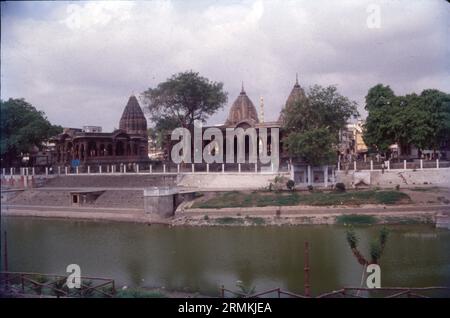Die Krishnapura Chhatris, auch Krishna Pura Chhatris genannt, sind drei Chhatris in Indore, Madhya Pradesh, Indien. Die Gebäude wurden von den Holkars als Cenotaphs über den Stellen errichtet, an denen Menschen von Bedeutung verbrannt wurden, was dazu führte, dass sie auch als Holkar Chhatris bekannt waren. Stockfoto