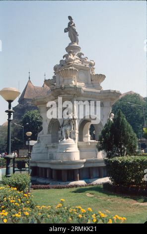 Flora Fountain ist ein Brunnen im Hutatma Chowk, einem architektonischen Kulturdenkmal, das sich am südlichen Ende der historischen Dadabhai Naoroji Road im Geschäftsviertel Fort im Herzen von South Mumbai, Mumbai, Indien, befindet. Flora Fountain ist eine berühmte Skulpturenarchitektur. Es gilt als denkmalgeschütztes Denkmal. Gebaut 1864. Stockfoto