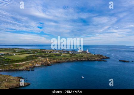 Aus der Vogelperspektive Semaphore, Ruinen der Abtei Saint-Mathieu, Leuchtturm und Kapelle Notre Dame de Grace in Pointe Saint-Mathieu, Plougonvelin, hinteres Crozon Stockfoto