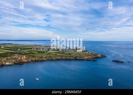 Aus der Vogelperspektive Semaphore, Ruinen der Abtei Saint-Mathieu, Leuchtturm und Kapelle Notre Dame de Grace in Pointe Saint-Mathieu, Plougonvelin, hinteres Crozon Stockfoto